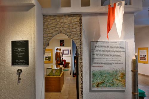 hrady a zámky kolem nás v pověstech. 